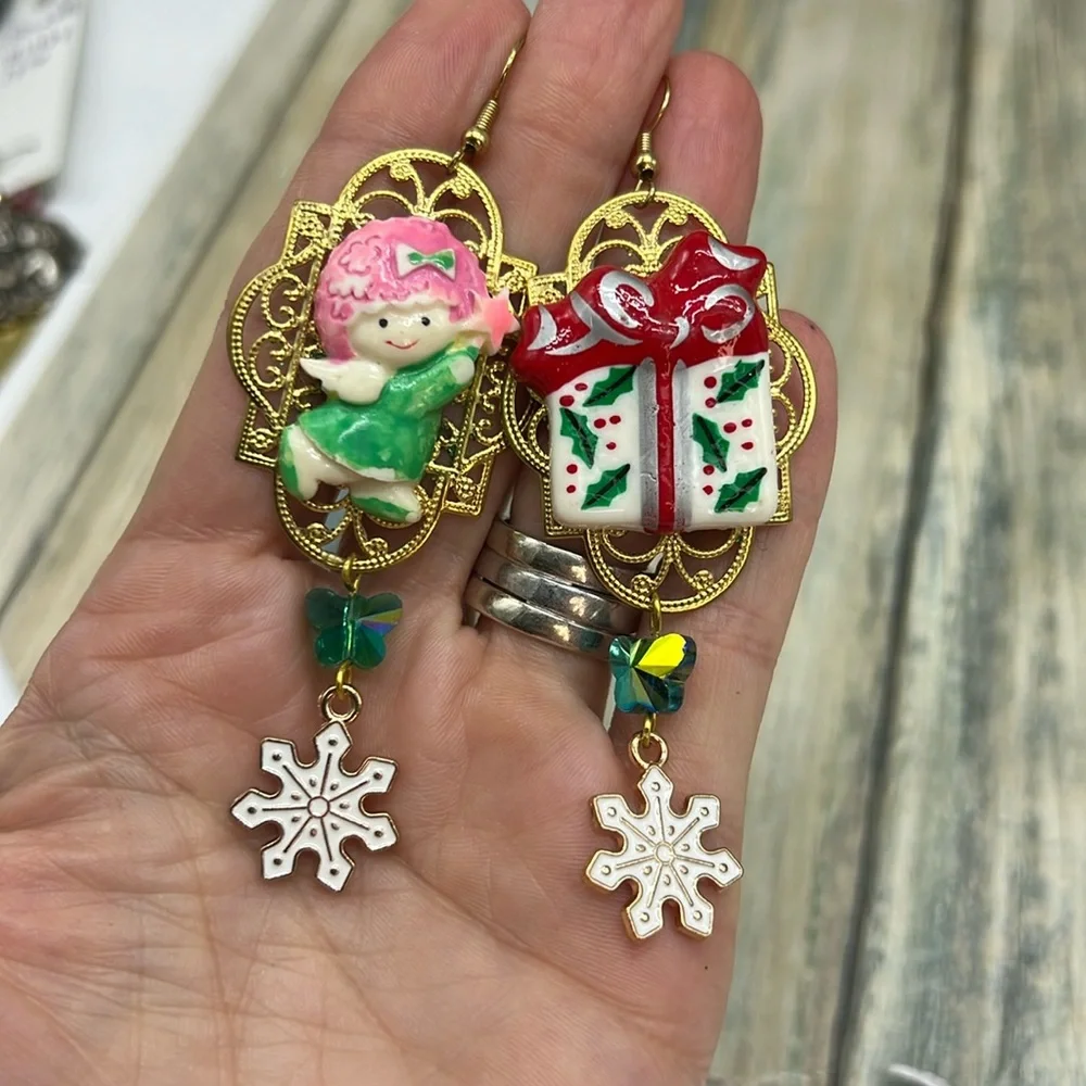 ⭐️Adorned Crown Jewelry asymmetrical angel present Christmas earrings - Picture 3 of 7
